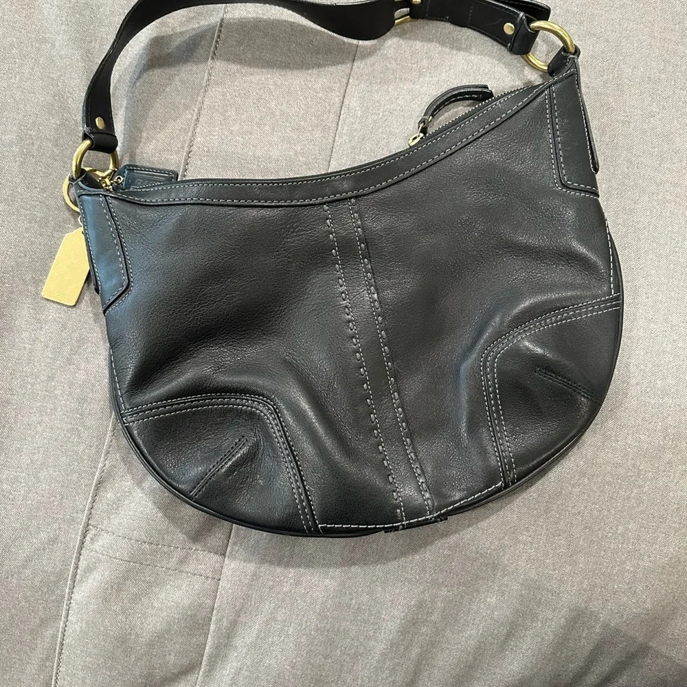 Authentic coach❗️ leather purse 👜 with brass hardware and coach keychain - Picture 3 of 7